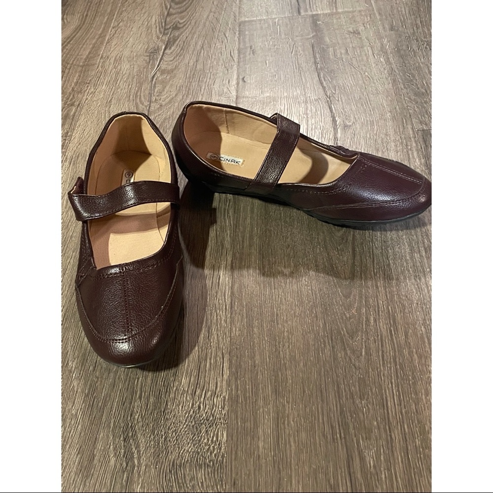 NWOT Cinak 6 women’s brown Mary Jane loafers.